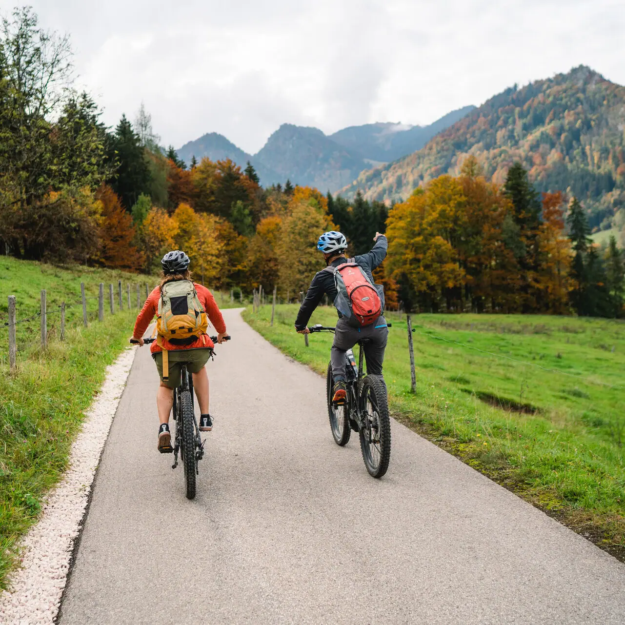 Radtour Ruhpolding Zwei Personen fahren auf einer Straße in Ruhpolding im Chiemgau Fahrrad.