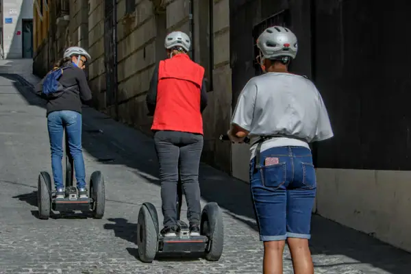 Eine Gruppe von Menschen fährt auf einem Segway.