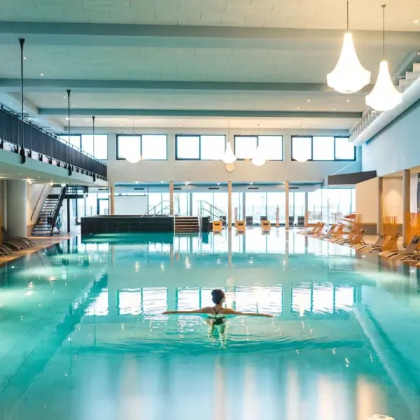 Innenpool Travemünde Eine Frau in einem Schwimmbecken.