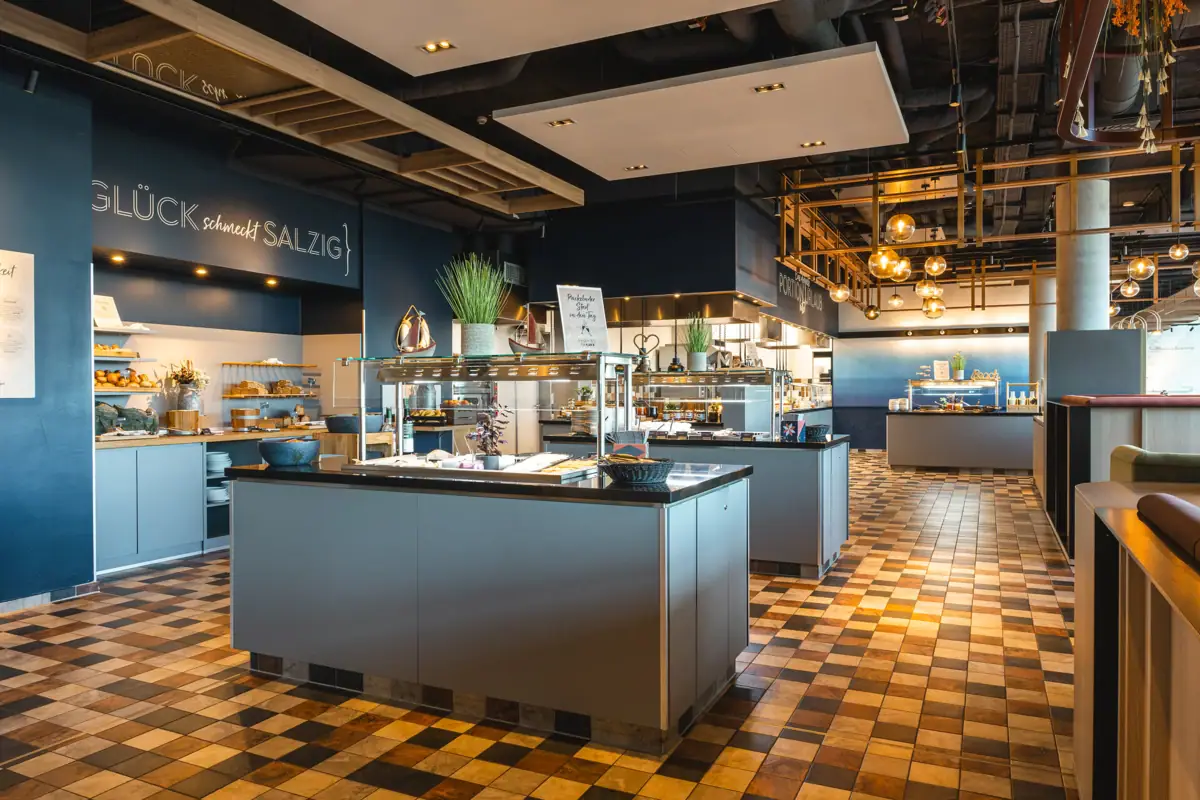 Buffet Ein Restaurant mit kariertem Boden.