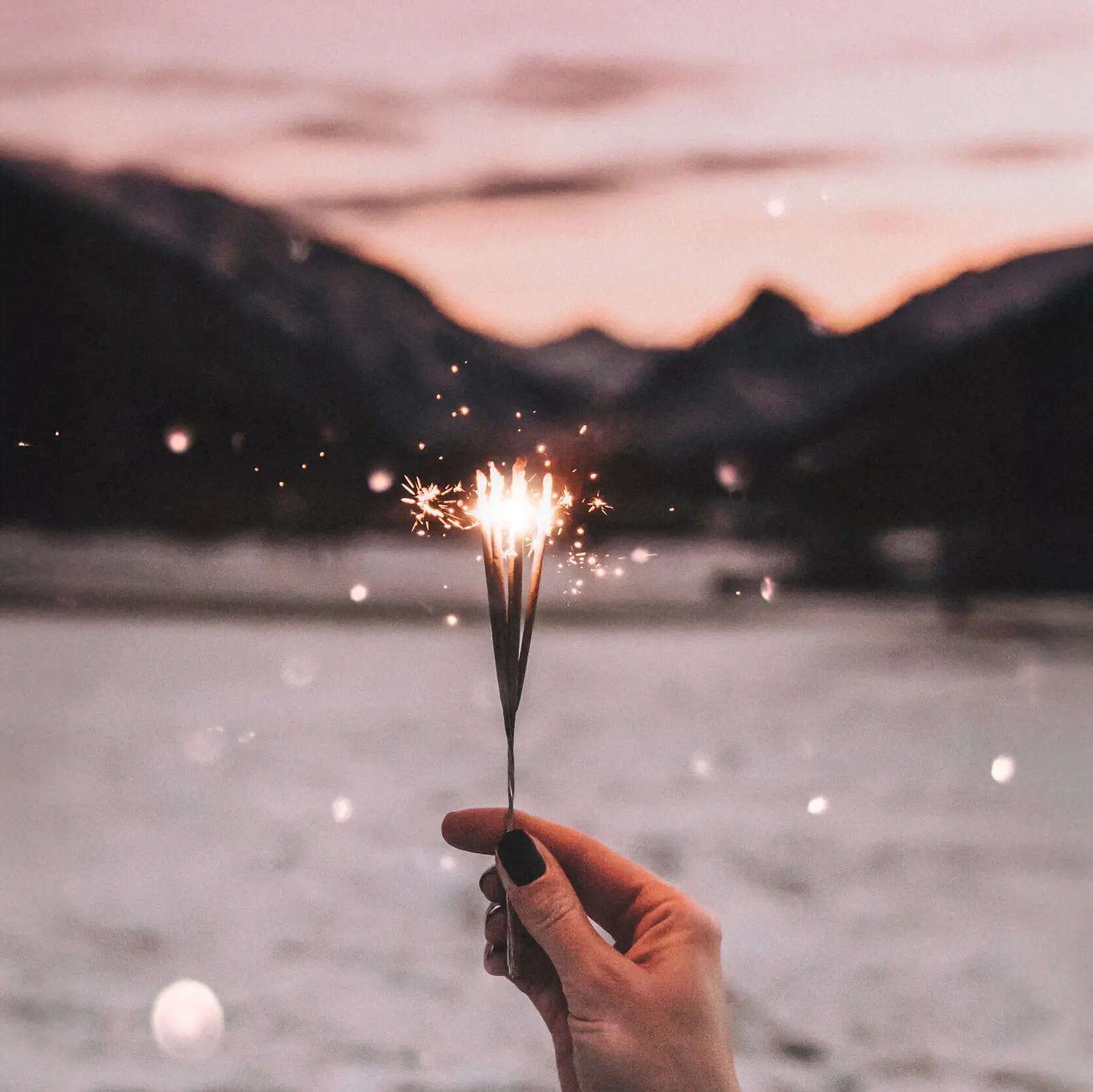 Wunderkerze Hand hält Wunderkerze im Freien.