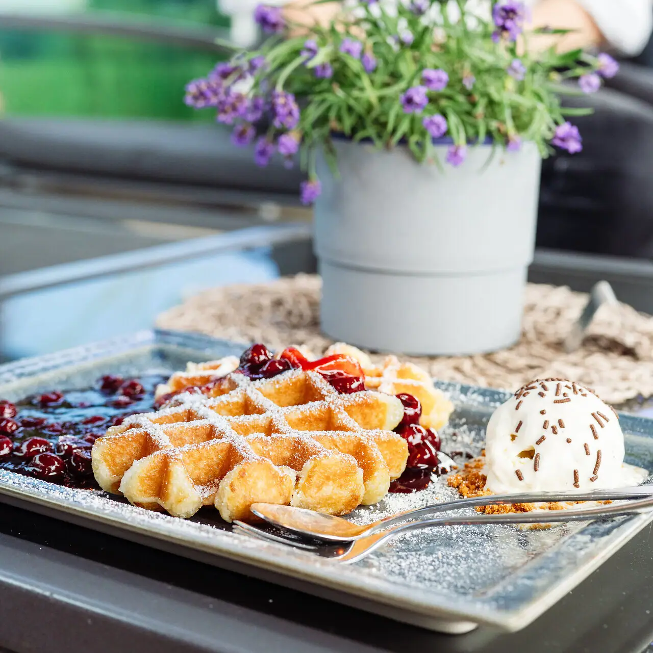 Waffeln Ein Teller mit Waffeln und Eis.