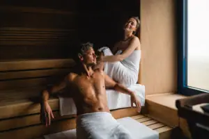 Sauna Ein Mann und eine Frau in einer Sauna.