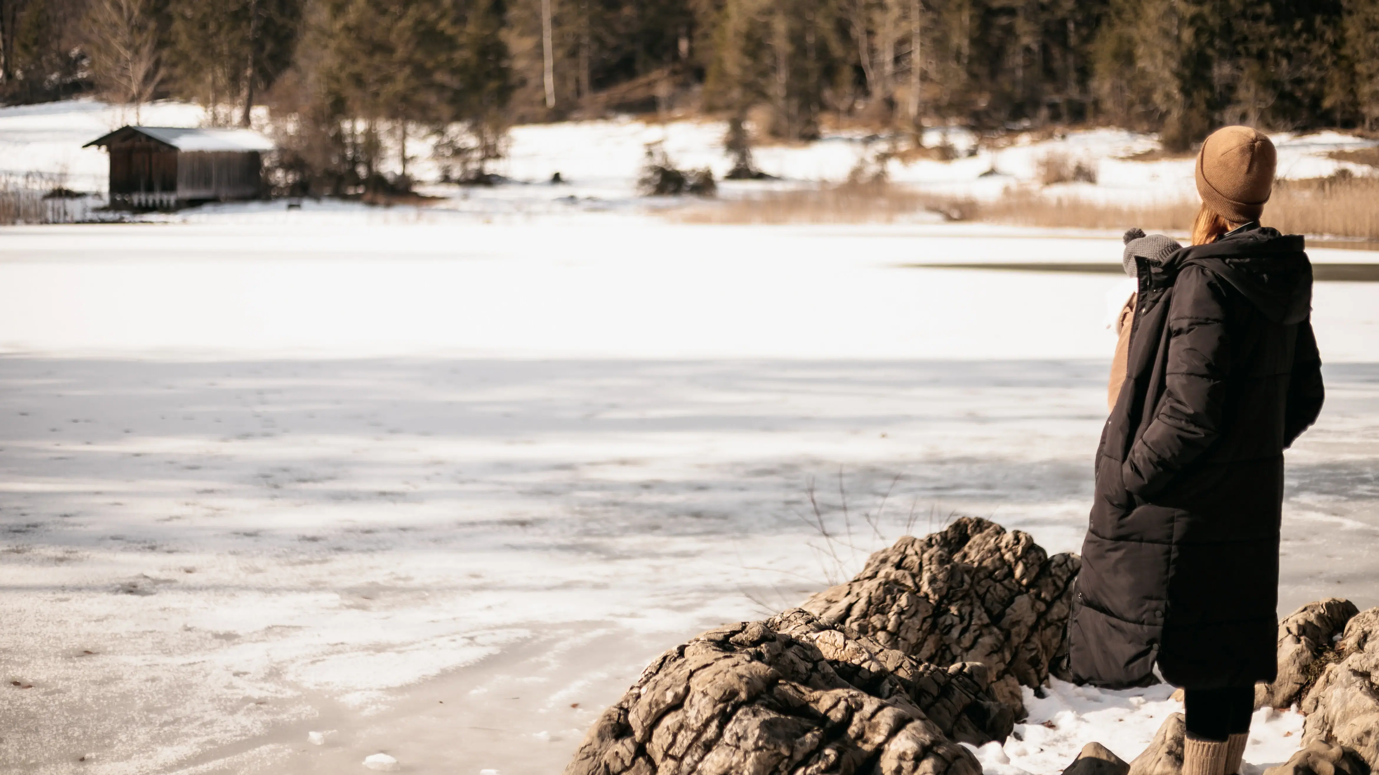 Verschneite Landschaft Eine Person steht im Schnee.