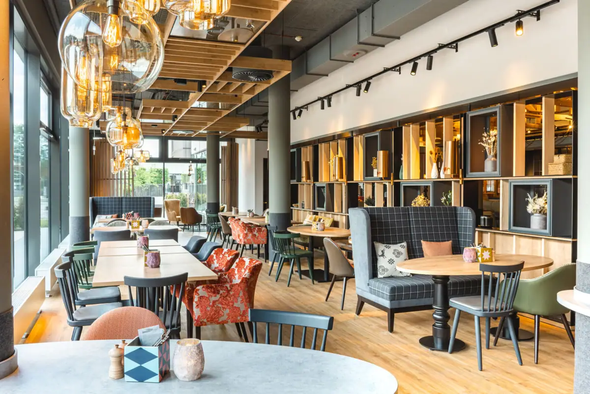 Restaurant Ein Raum mit Tischen und Stühlen.