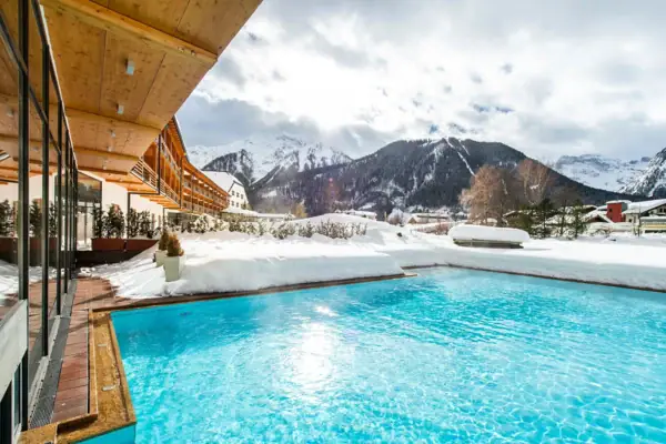 Außenpool im Schnee