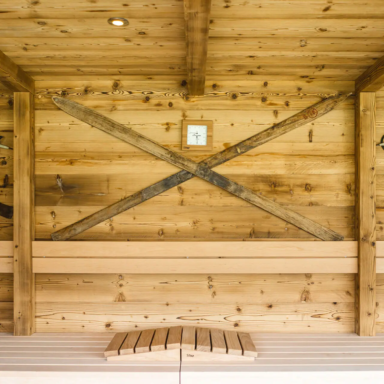 Sauna Holzkonstruktion mit Uhr und Kreuz