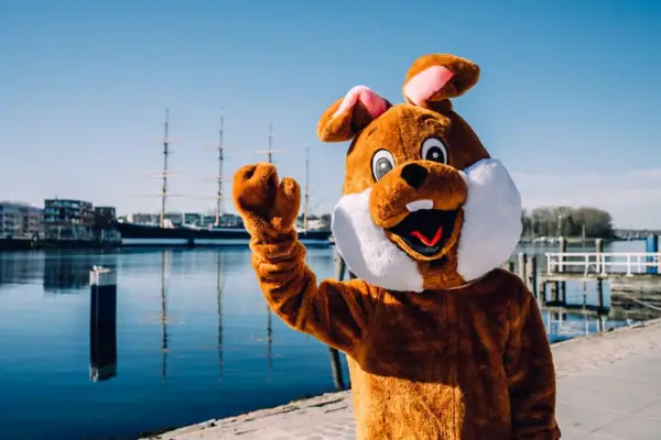 Osterhase in Travemünde Eine Person in einem Kostüm im Freien.