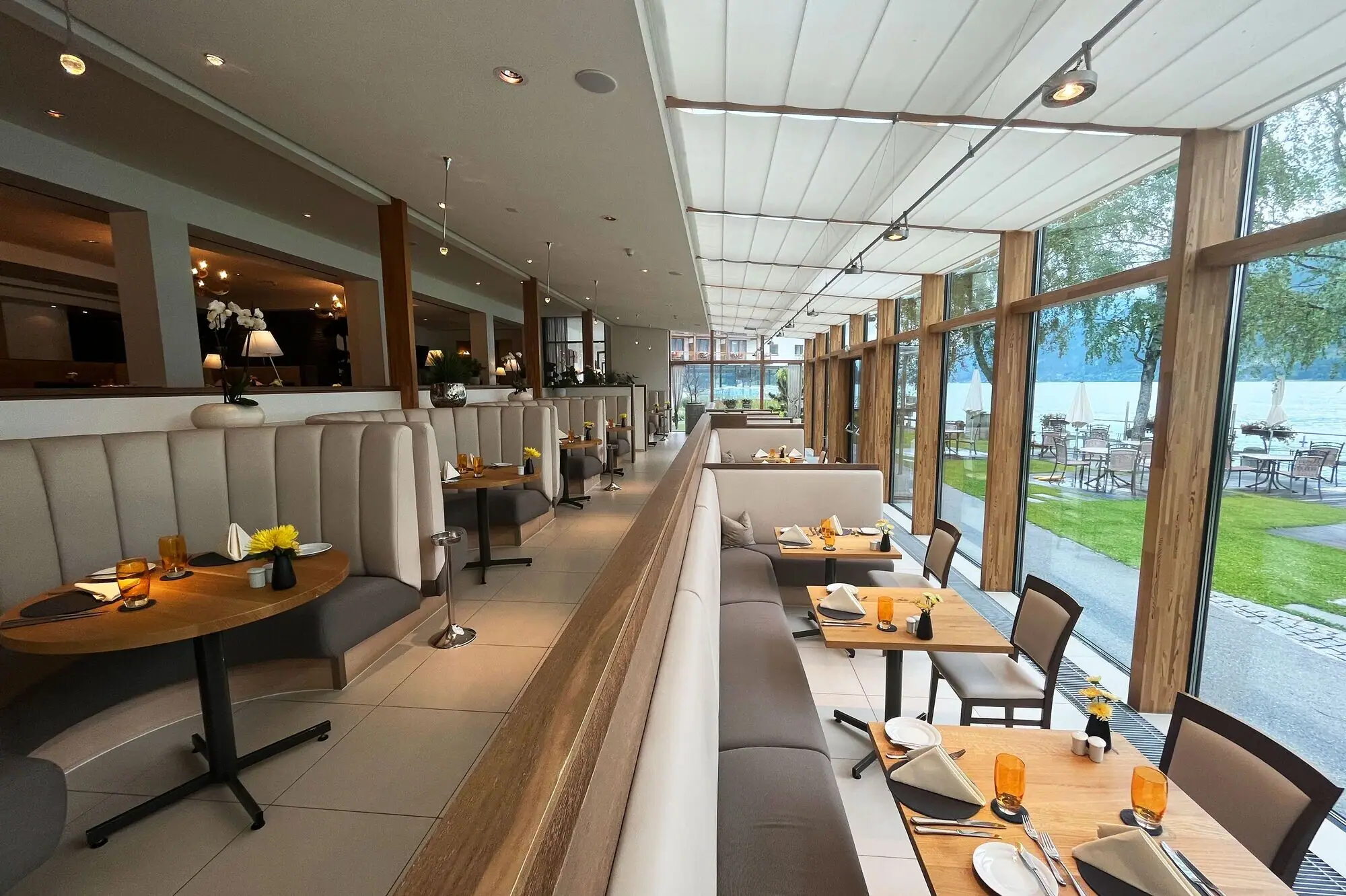 Restaurant Laurentius Innenansicht eines Restaurants mit Tischen und Stühlen.