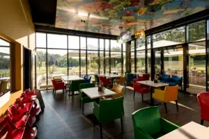 Restaurant Ein Restaurant mit bunten Stühlen und Tischen.