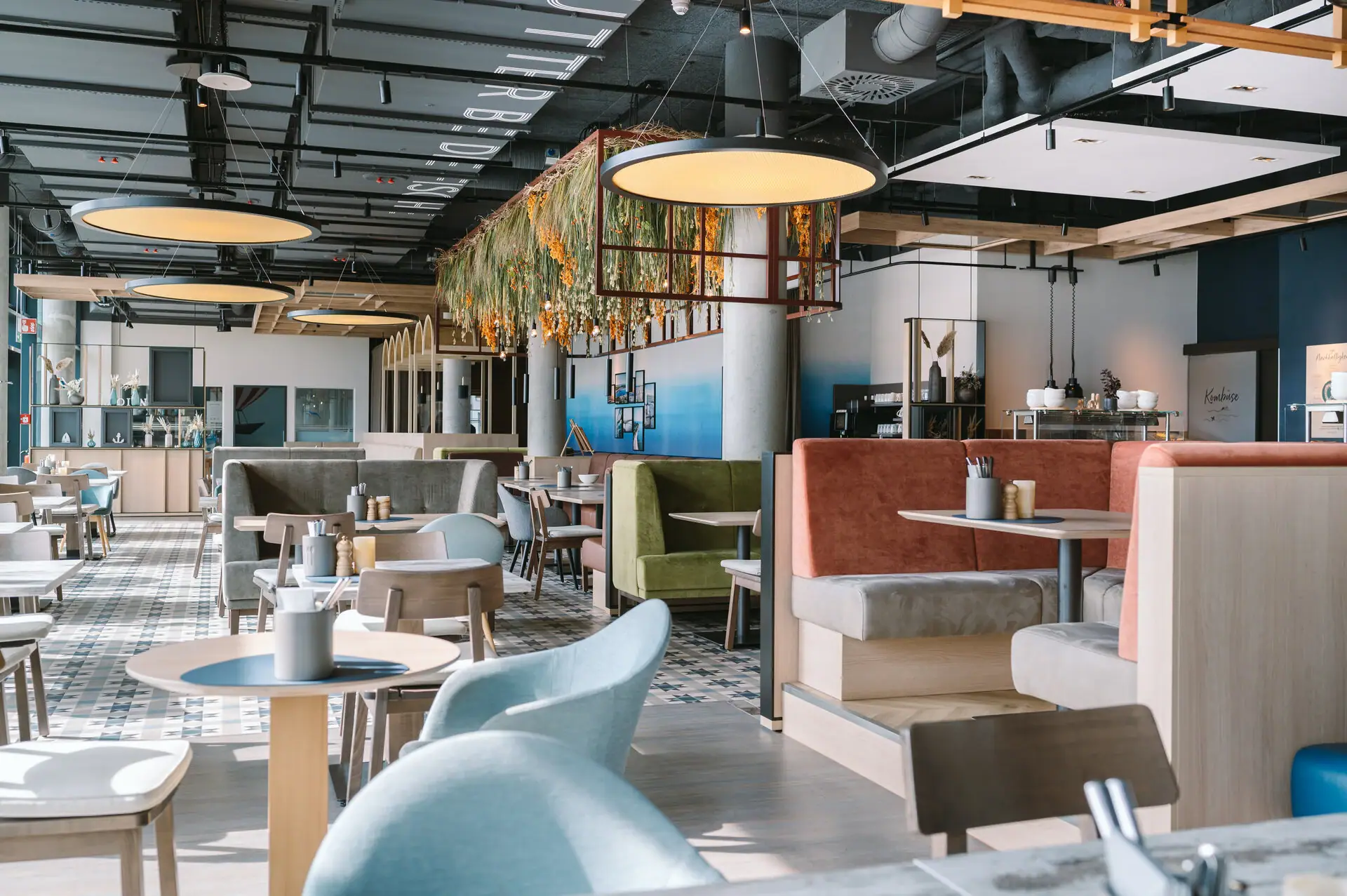 Restaurant aja Travemünde Ein Restaurant mit Tischen und Stühlen.