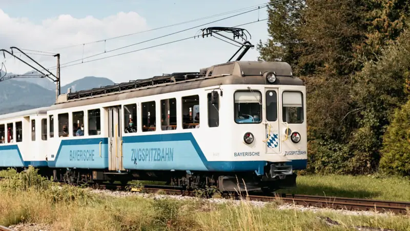 Zugspitzbahn Die Bayrische Zugspitzbahn auf den Gleisen.