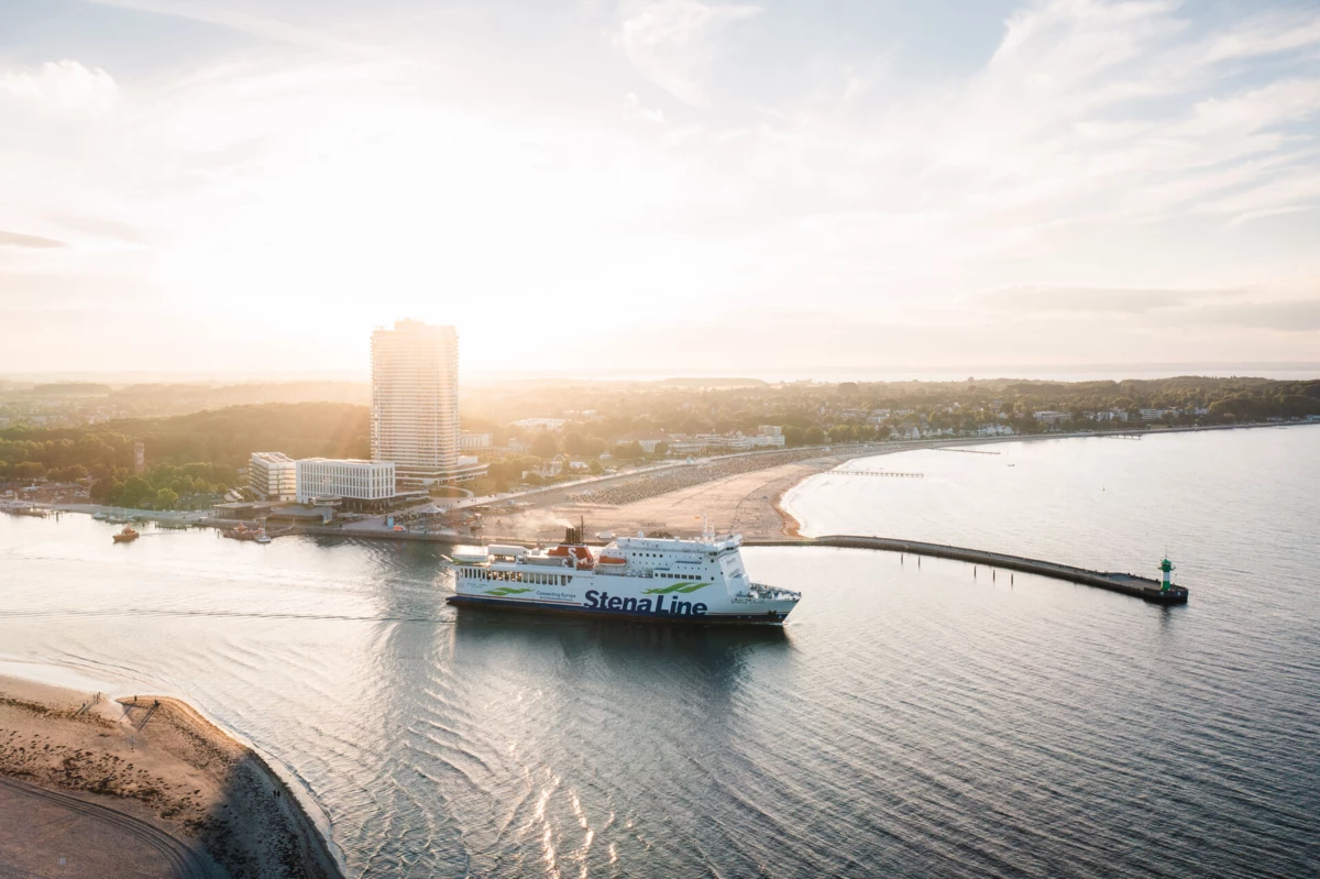 aja Travemünde Schiff auf dem Wasser unter bewölktem Himmel