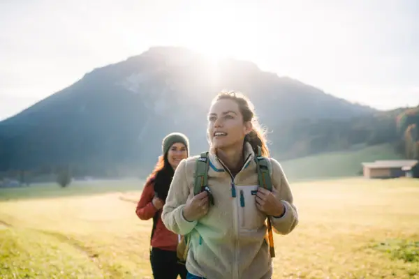 Eine Gruppe von Frauen wandert in einem Feld.