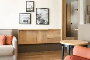 Junior Suite Bergblick Ein Raum mit einem Tisch und Stühlen.