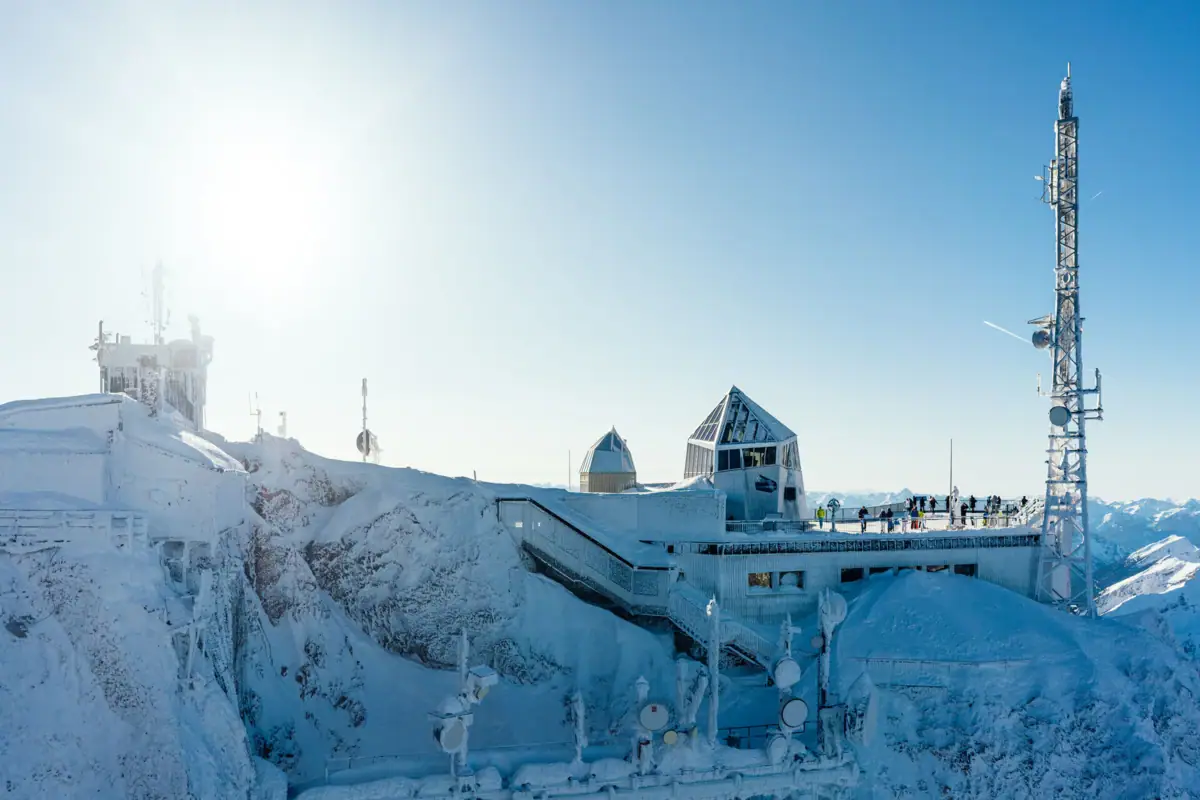 Zugspitze Winter Ein Gebäude mit einer Treppe auf einem verschneiten Berg.