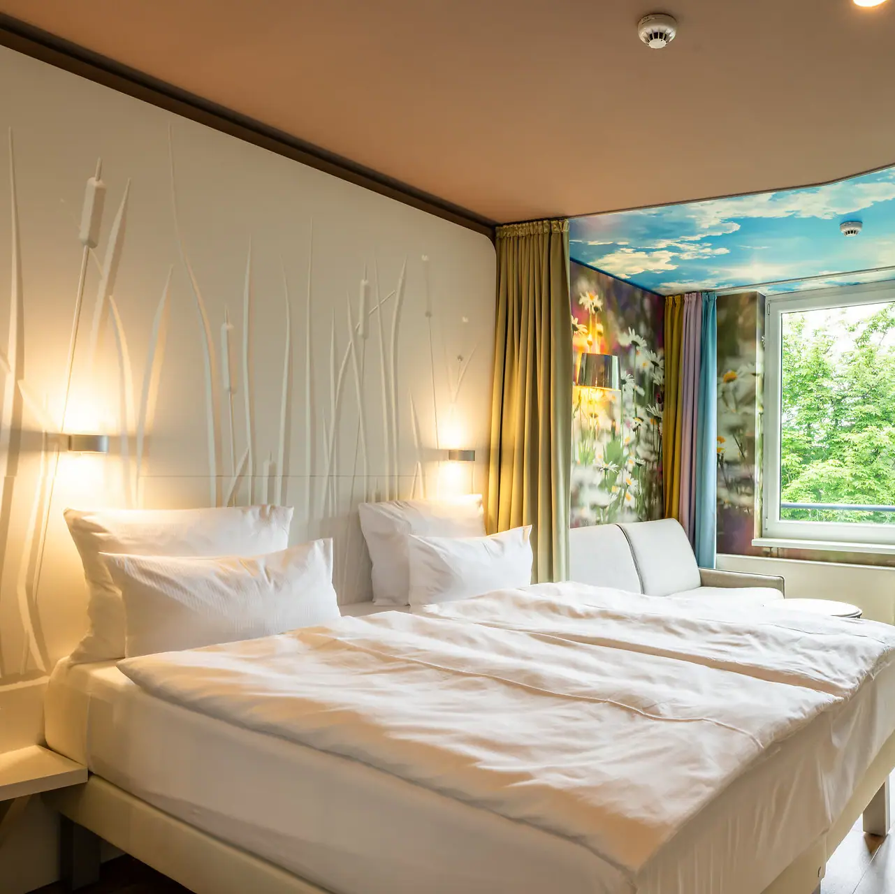 Zimmer und Suiten Ein Zimmer mit zwei Betten und einem Fenster.