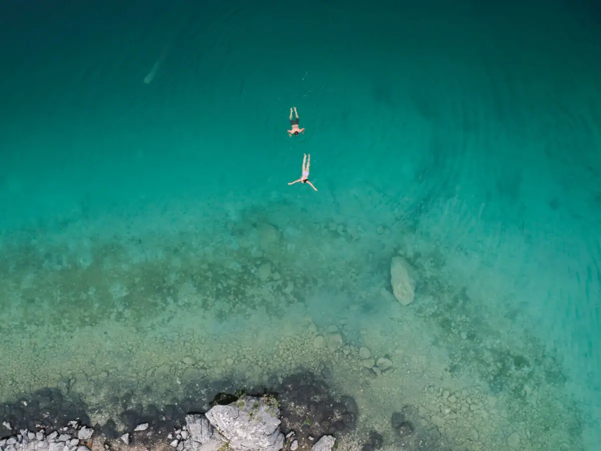 Schwimmer im Eibsee Zwei Personen schwimmen im türkisfarbenen Wasser.