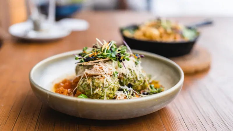Knödel Eine Schüssel mit Essen auf einem Tisch