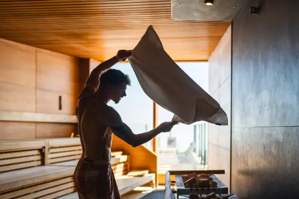 Ein Mann hält ein Handtuch.