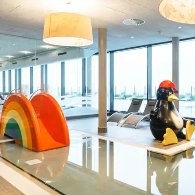 Kinderpool Spielzeugpinguin in einem Pool