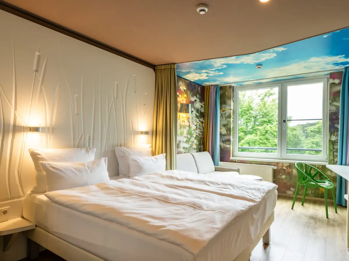 Urlaub in Bad Saarow Ein Zimmer mit zwei Betten und einem Fenster.