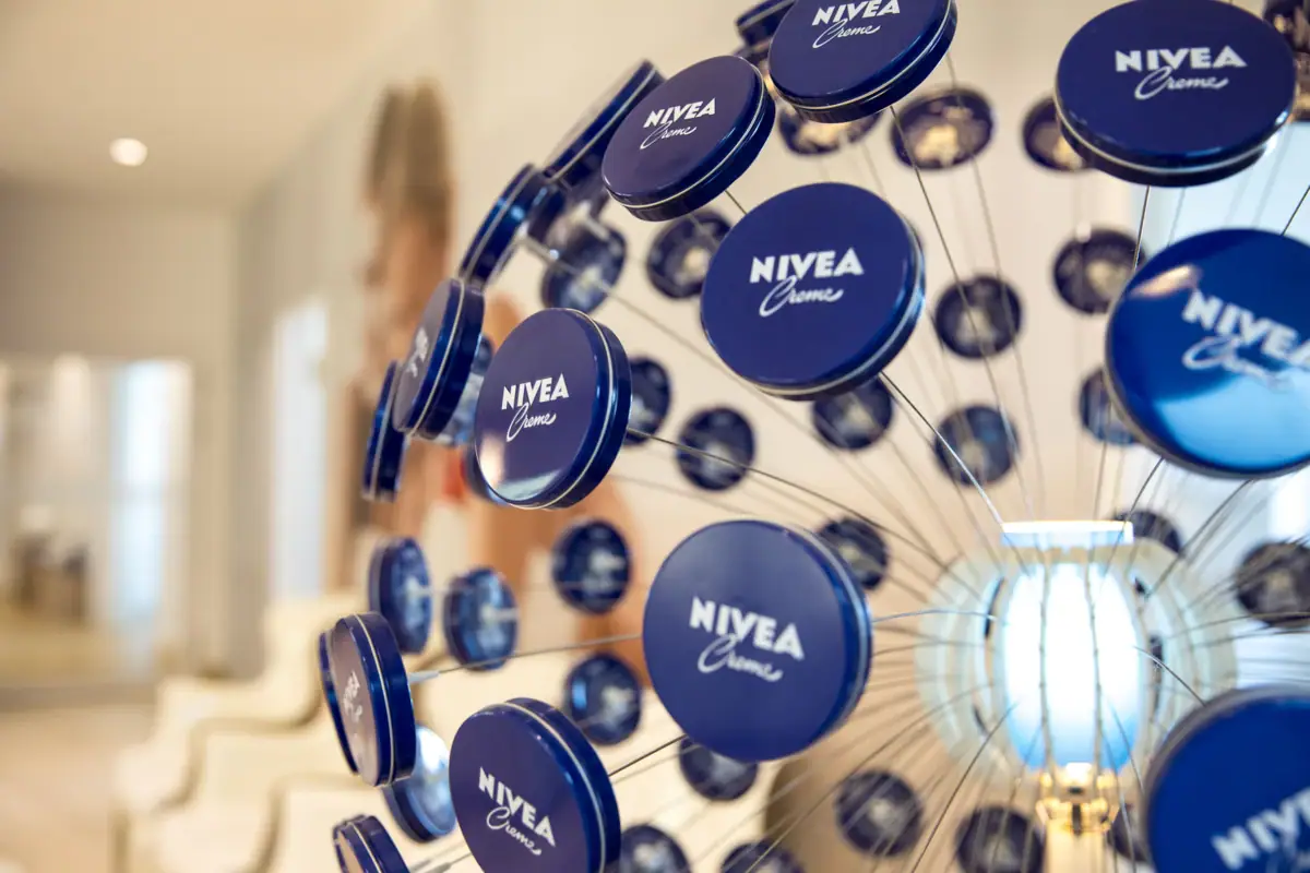 Eine Gruppe blauer Dosen auf einem Draht.