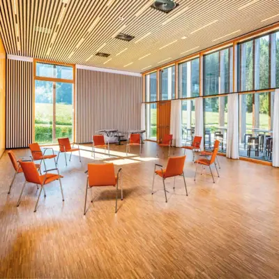 Tagungsraum Ein Raum mit Stühlen und Tischen.