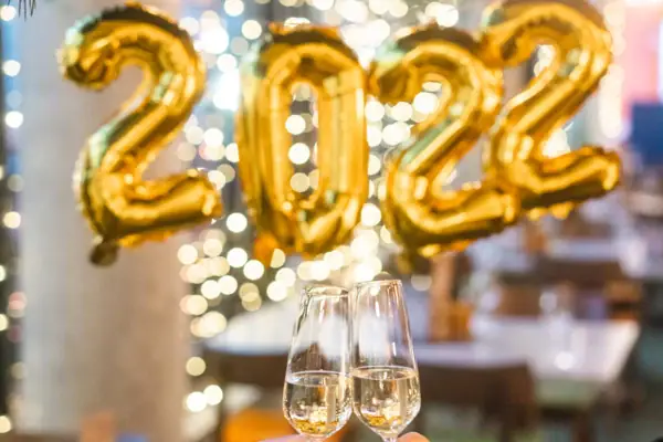 Silvester im aja Travemünde Zwei Personen stoßen mit Champagnergläsern an.