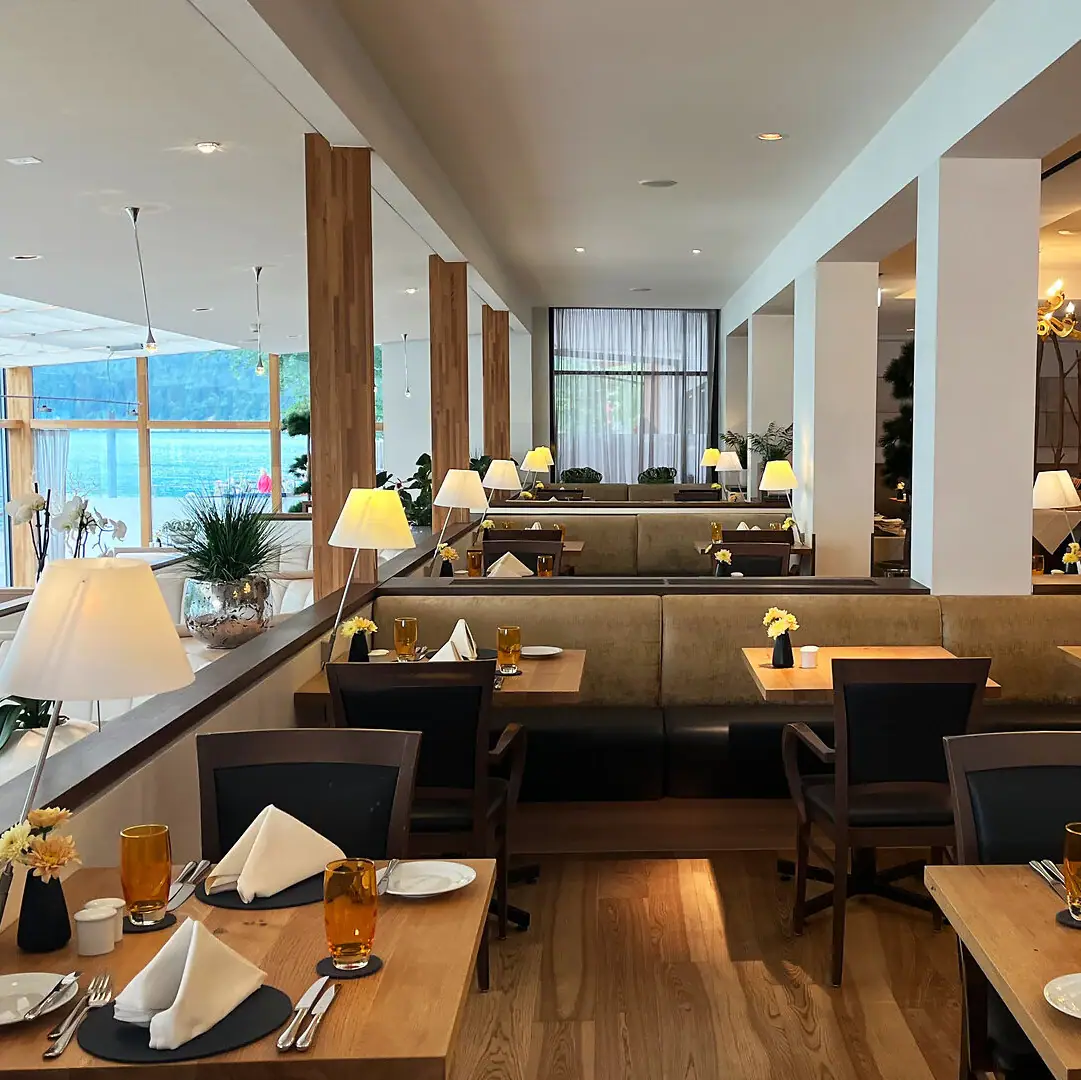 Restaurant im aja Fürstenhaus am Achensee Ein Restaurant mit Tischen und Stühlen.