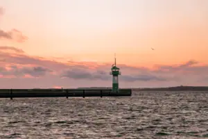 Travemünde Leuchtturm auf einem Steg inmitten des Ozeans