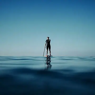 Eine Person auf einem Stand-Up-Paddle-Board im Ozean.