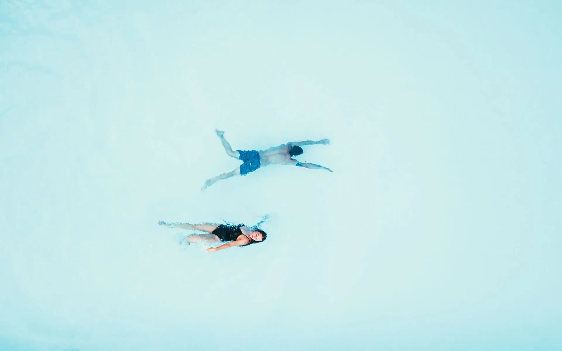 Luftaufnahme eines pools, in dem zwei Personen schwimmen.