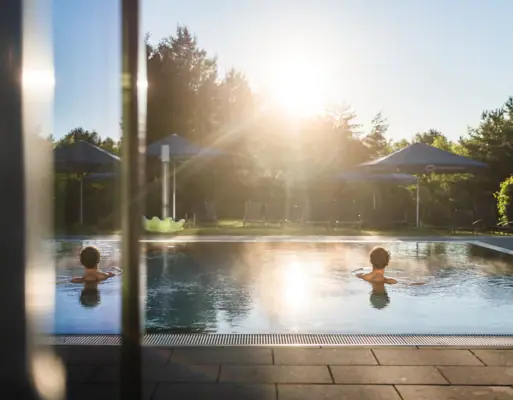 aja Bad Saarow Menschen in einem Pool im Freien