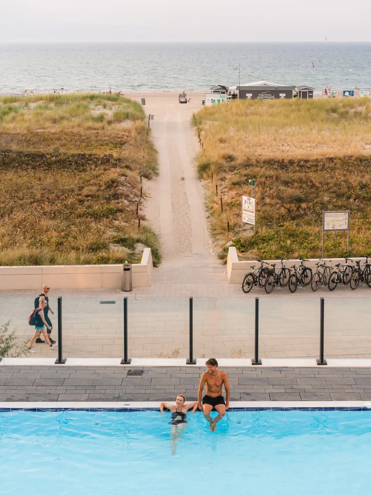 Eine Gruppe von Menschen in einem Schwimmbecken.