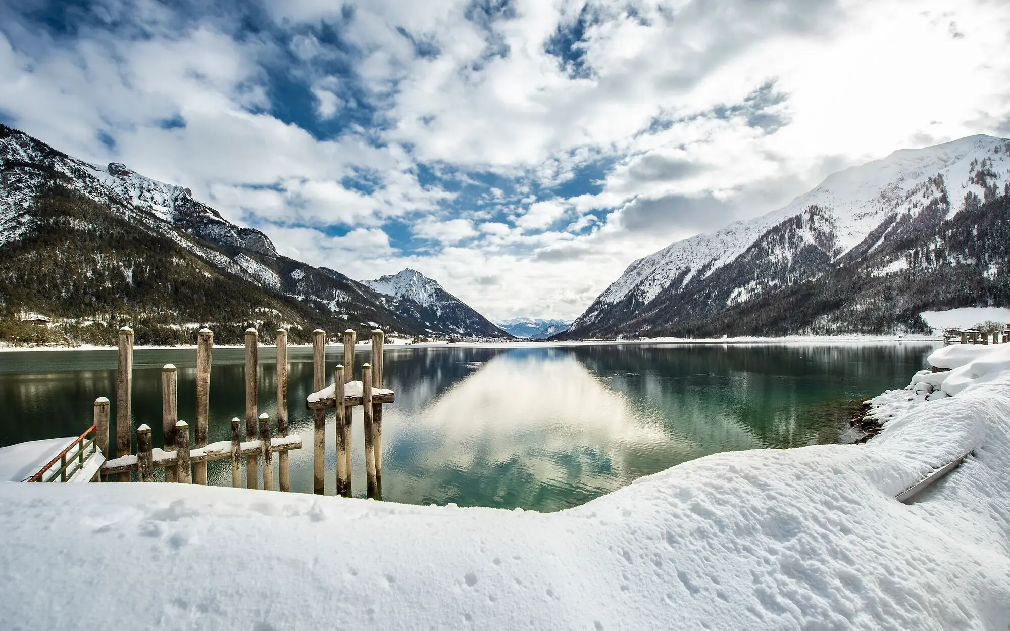Winter am Achensee Verschneite Berglandschaft mit einem Gletschersee.