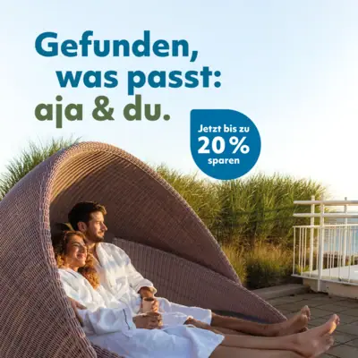 aja & du Ein Mann und eine Frau sitzen auf einem Stuhl.