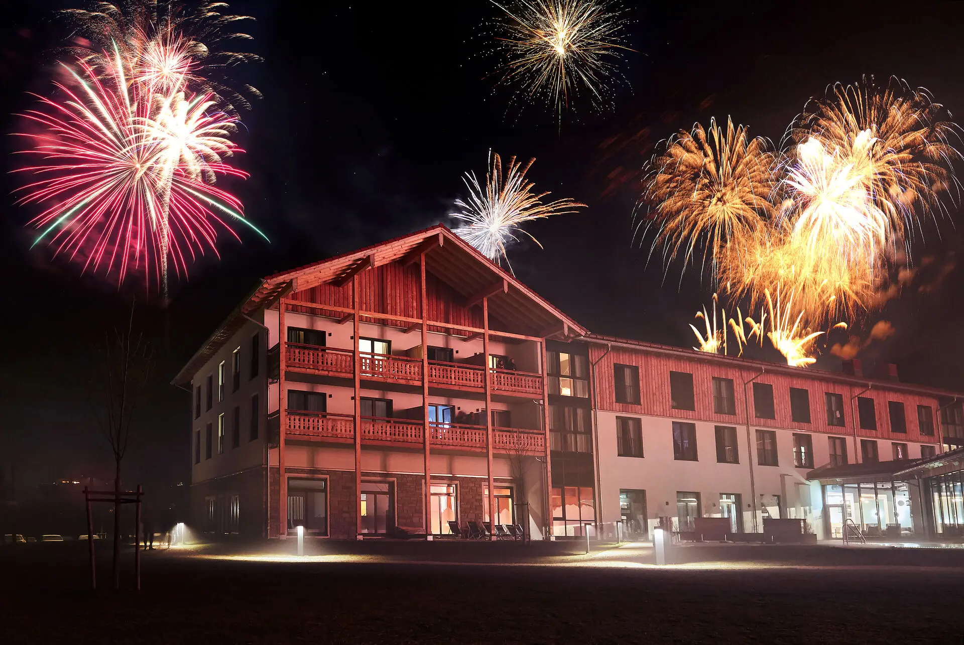 Feuerwerk am Nachthimmel über dem aja Ruhpolding an Silvester.
