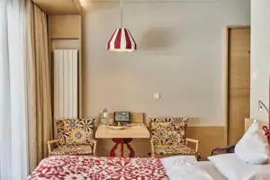 Hotelzimmer Ein Raum mit einem Tisch und Stühlen.