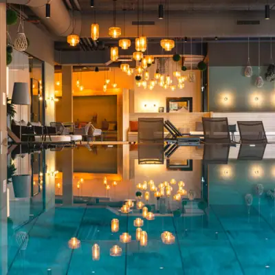 Innenpool Ein Pool mit schwimmenden Kerzen.