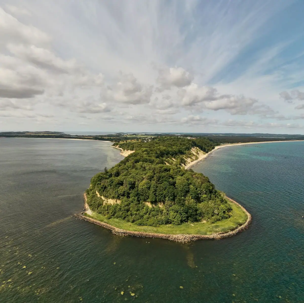 Nordperd Eine Insel, umgeben von Wasser.