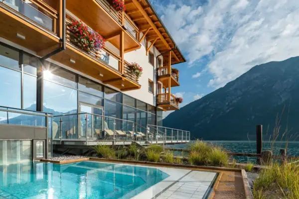 Whirlpool Ein Swimmingpool neben einem Gebäude unter klarem Himmel.