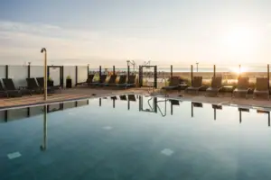 Außenpool Ein Außenpool mit Liegestühlen und Blick auf die Ostsee.