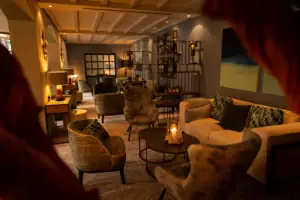 Lounge Ein Wohnzimmer mit einer Couch und Stühlen.