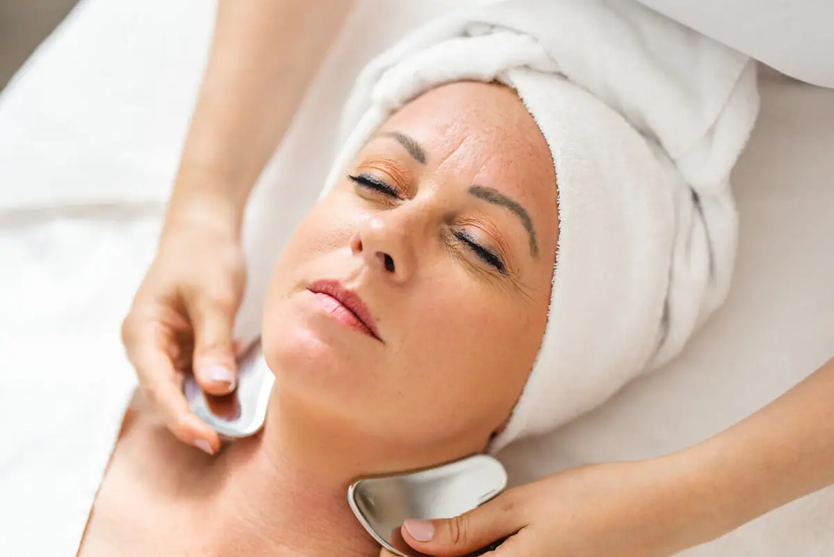 aja SPA Anwendung Eine Frau erhält eine Gesichtsmassage.