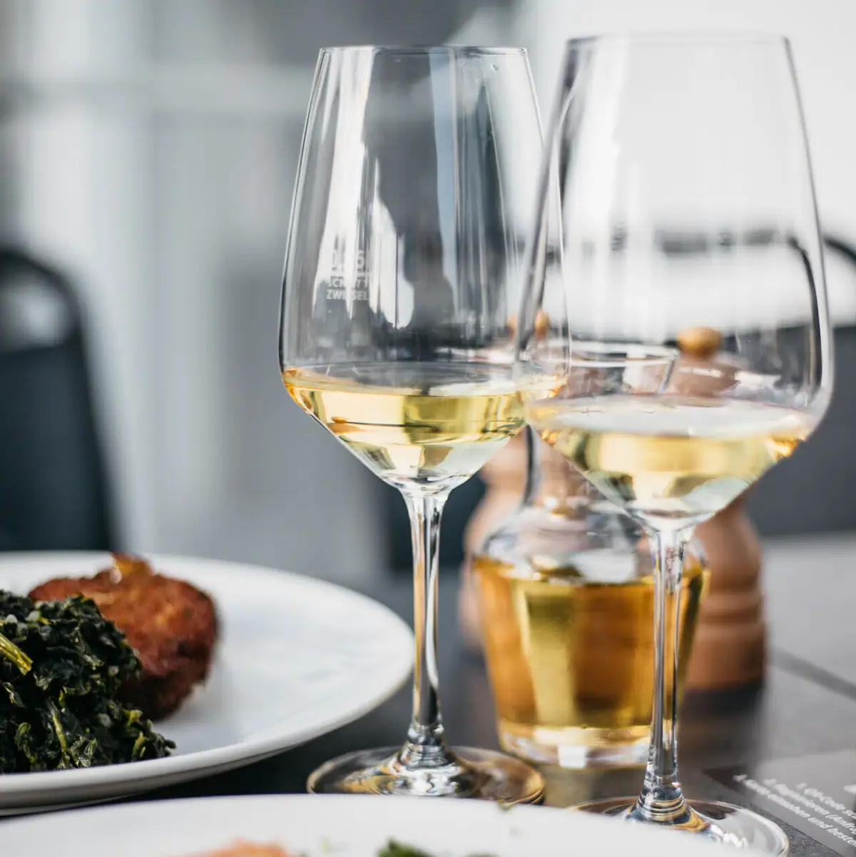 Wein Eine Gruppe von Weingläsern auf einem Tisch.