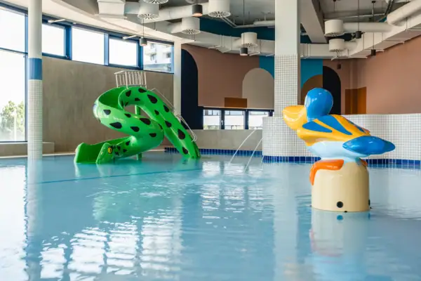 Kinderpool im aja Warnemünde Wasserrutsche im Kinder-Schwimmbecken