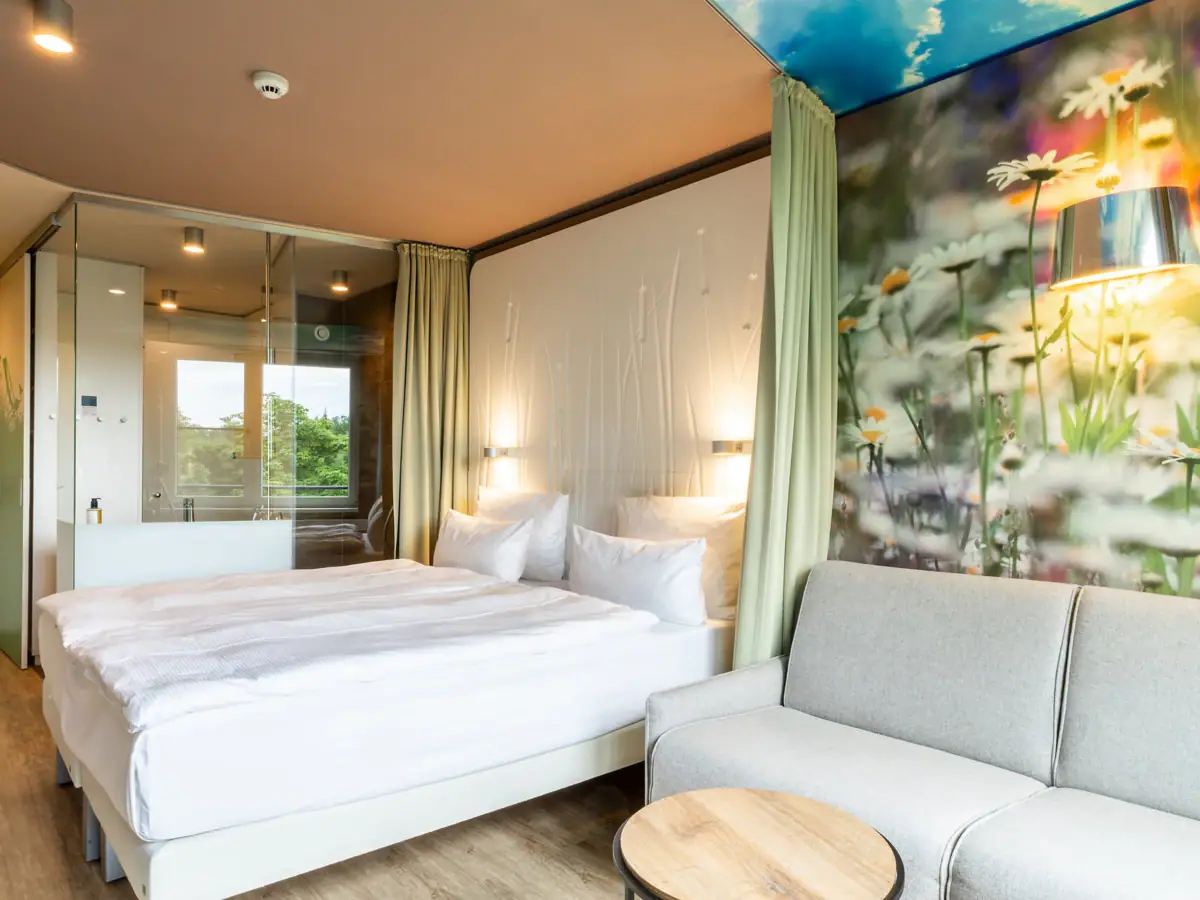 Urlaub in Bad Saarow Zimmer mit einem Bett und einem Stuhl.