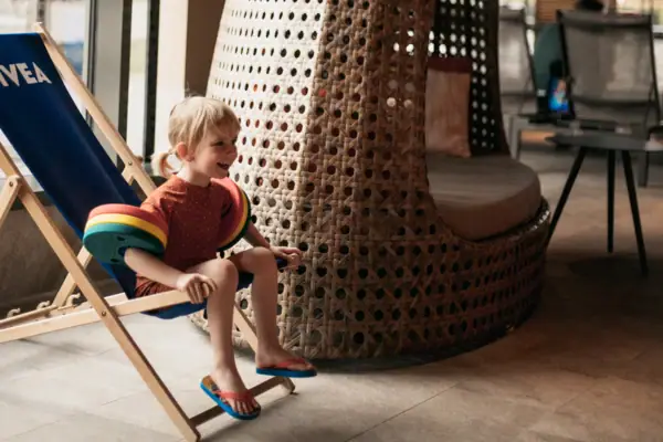 SPA-Bereich Ein Kind sitzt auf einem Stuhl.