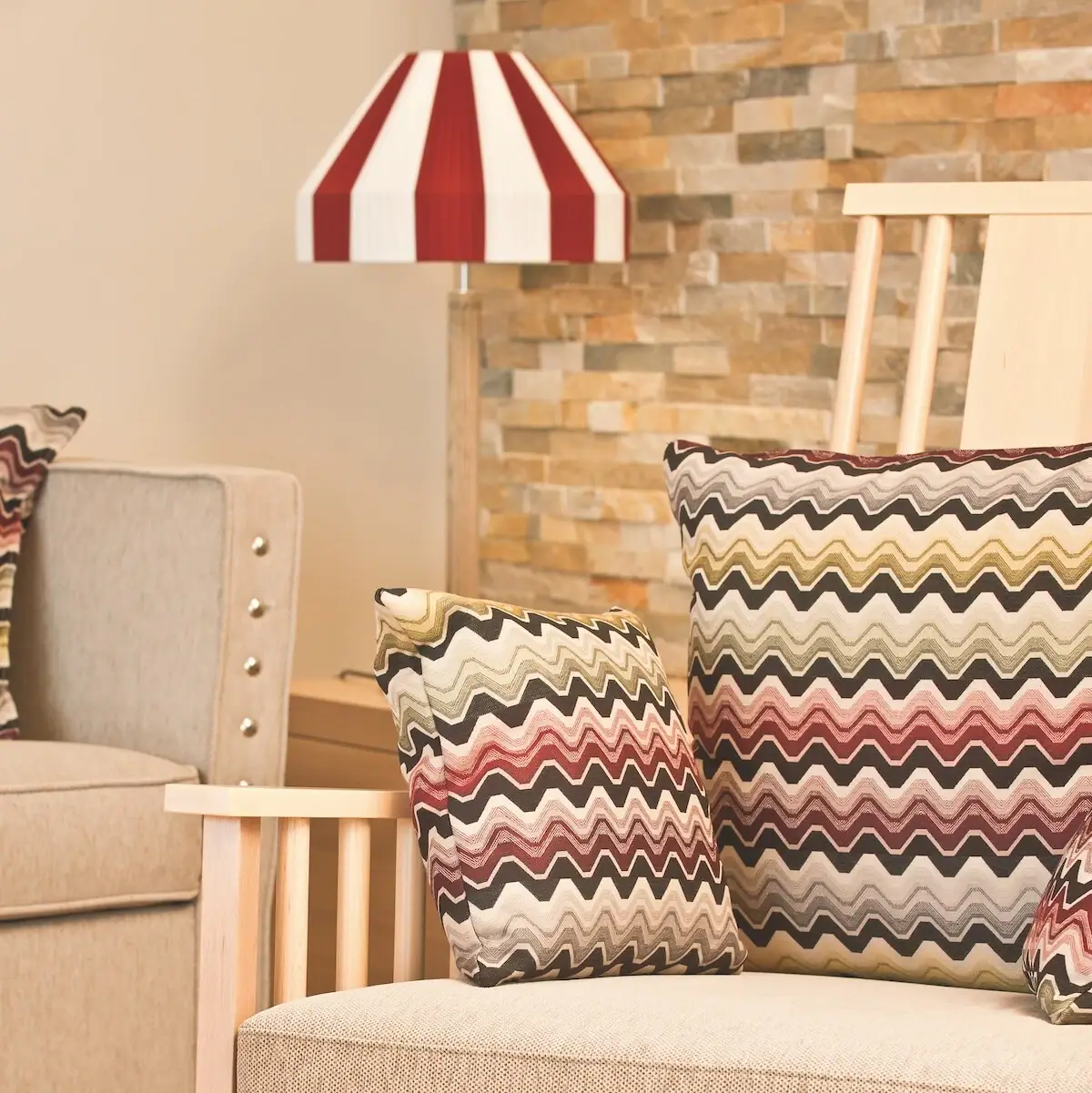 Wohnbereich Werfenweng Couch mit bunten Kissen